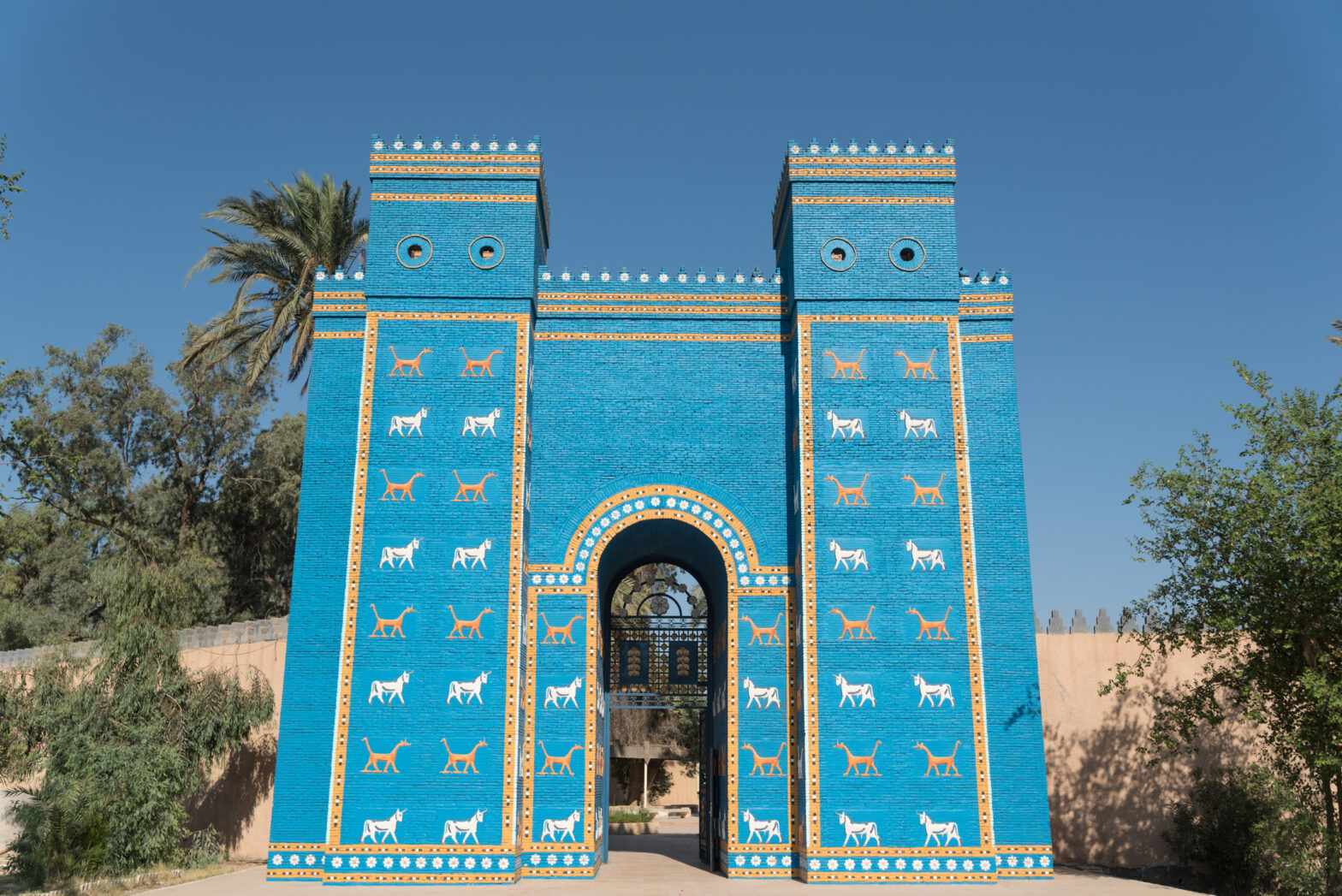 Reproduction des portes d'Ishtar dans les ruines de Babylone, Irak.