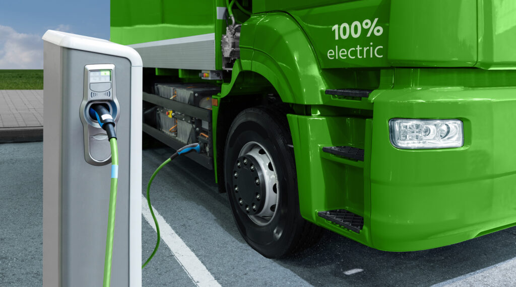 Un plan de 100 millions d’euros pour décarboner le domaine du transport et de la logistique, et plus particulièrement le transport routier, est en cours de déploiement, dont 60 millions pour favoriser l’acquisition de 500 poids lourds électriques 