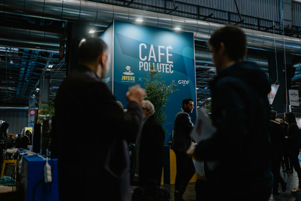 Espace Café Pollutec, un lieu de rencontres et d’échanges au cœur du salon, en partenariat avec Joyeux et GRDF. Crédit photo : © Pollutec.