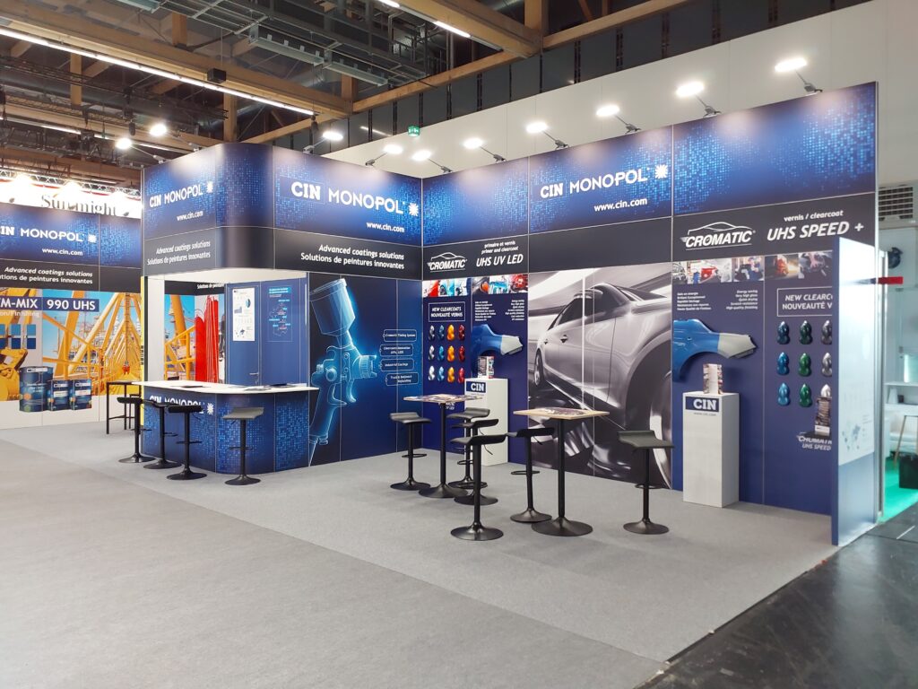 Stand CIN MONOPOL au salon EQUIP AUTO : une mise en scène sobre et impactante valorisant les solutions de revêtements innovants pour l’industrie automobile. Un agencement clair, des visuels techniques percutants et une signalétique efficace pour capter l’attention des visiteurs.