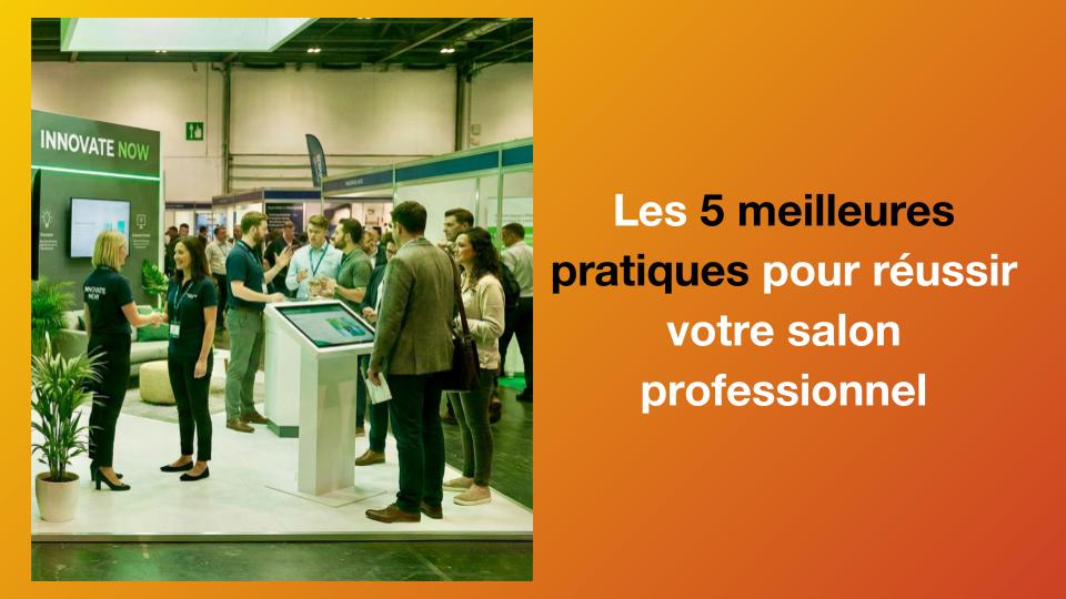 Stand d'exposition moderne lors d'un salon professionnel avec visiteurs engagés et démonstrations produits