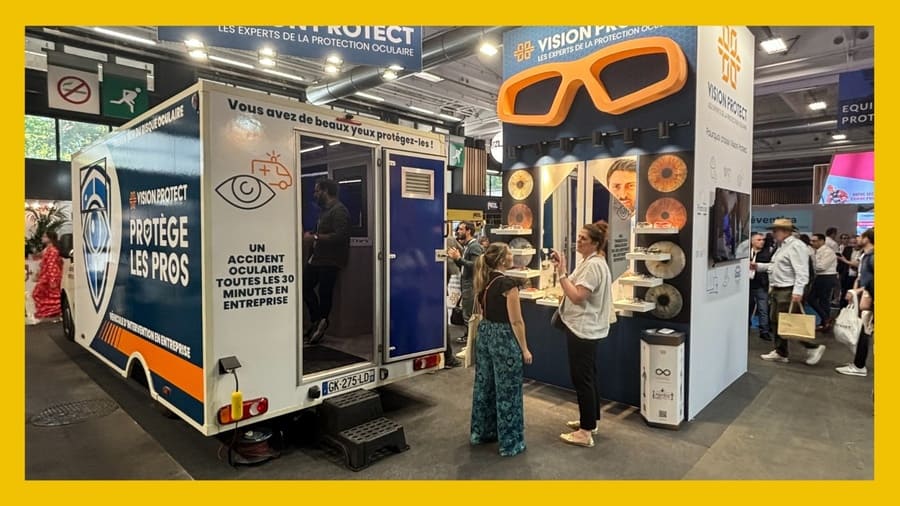 Stand Vision Protect à Préventica Paris 2025 avec camion d’intervention, maquette de lunettes géantes sur la réserve, visiteurs en interaction autour des produits de protection oculaire.