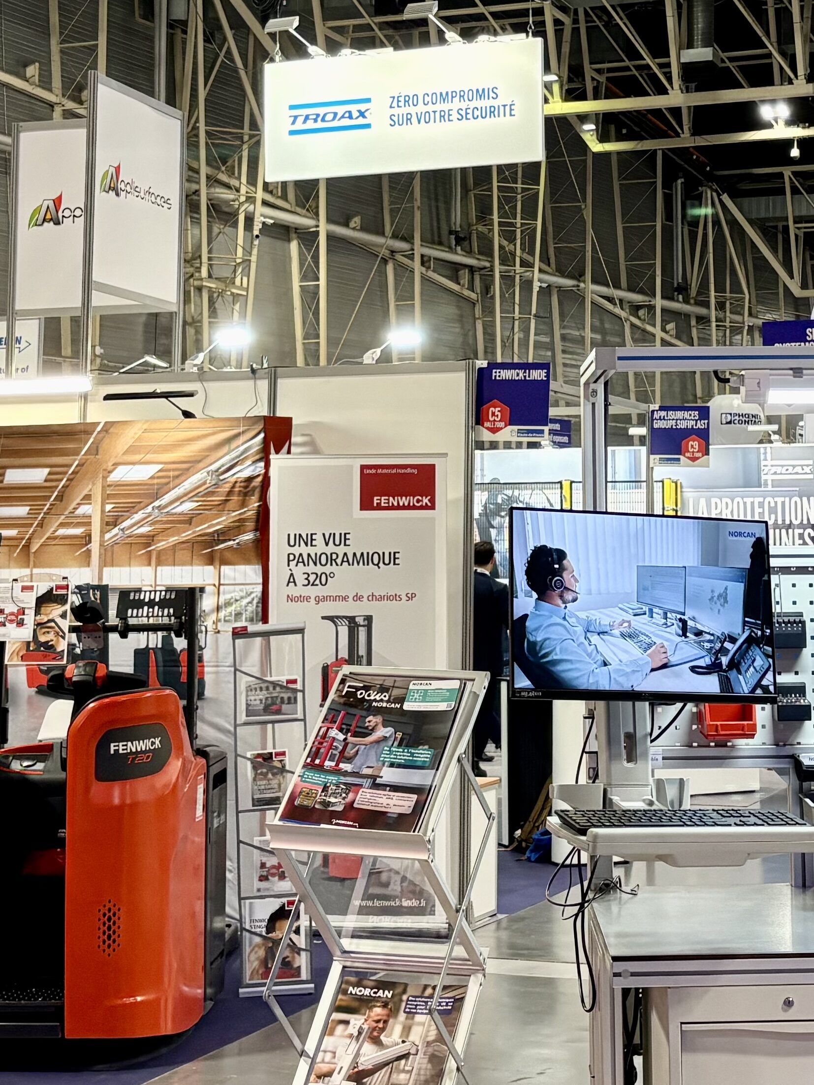 Enseigne suspendue sur le stand TROAX au SEPEM Industries Douai