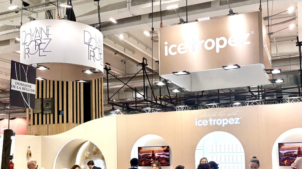 Enseigne suspendue 5 mètres stand Wine Paris