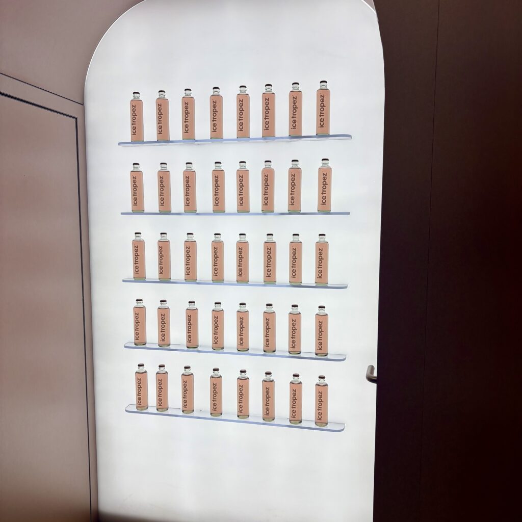 Mur rétro éclairé qui présente des bouteilles stand Wine Paris