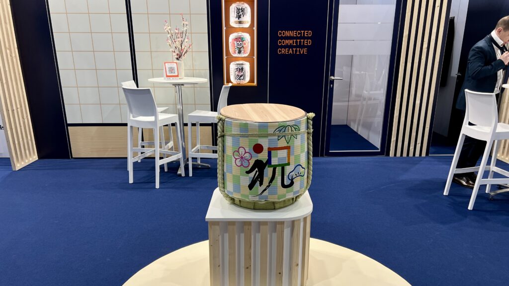 Espace Fût de saké et habillage japonisant à l'arrière du stand