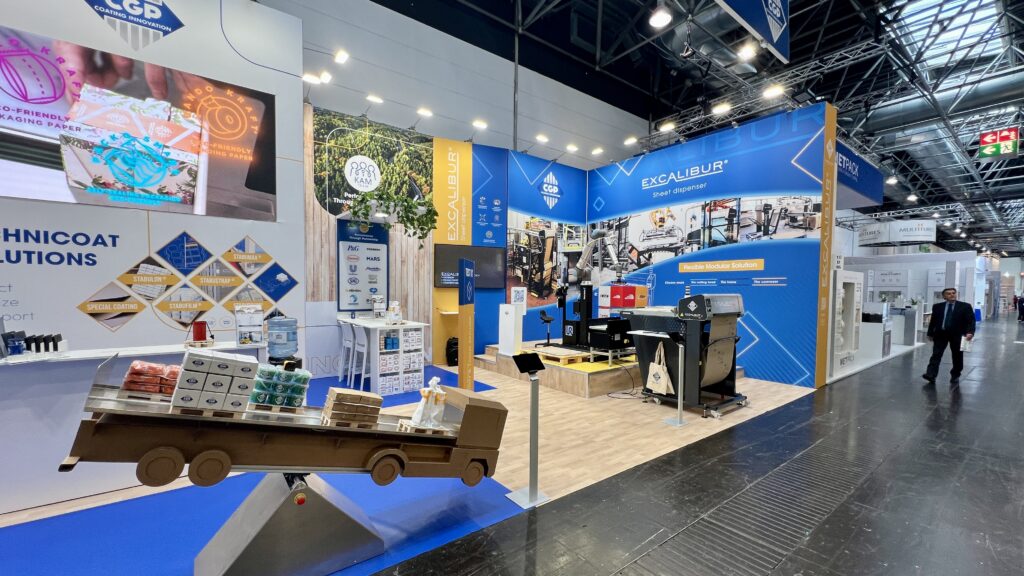 Stand CGP Interpack 2026 — écran LED, camion à bascule, machine en démonstration