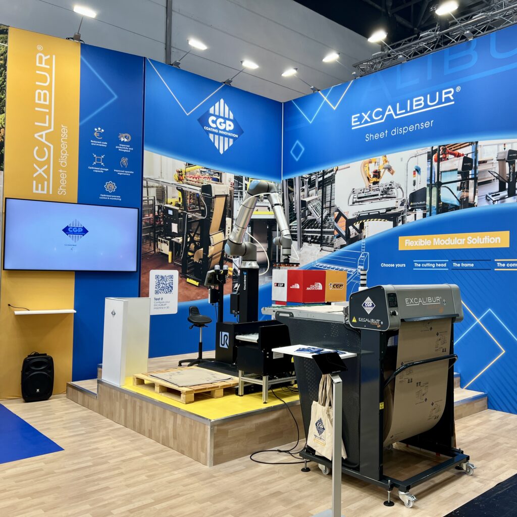 Stand CGP Interpack 2026 — machine sur estrade, éclairage produit