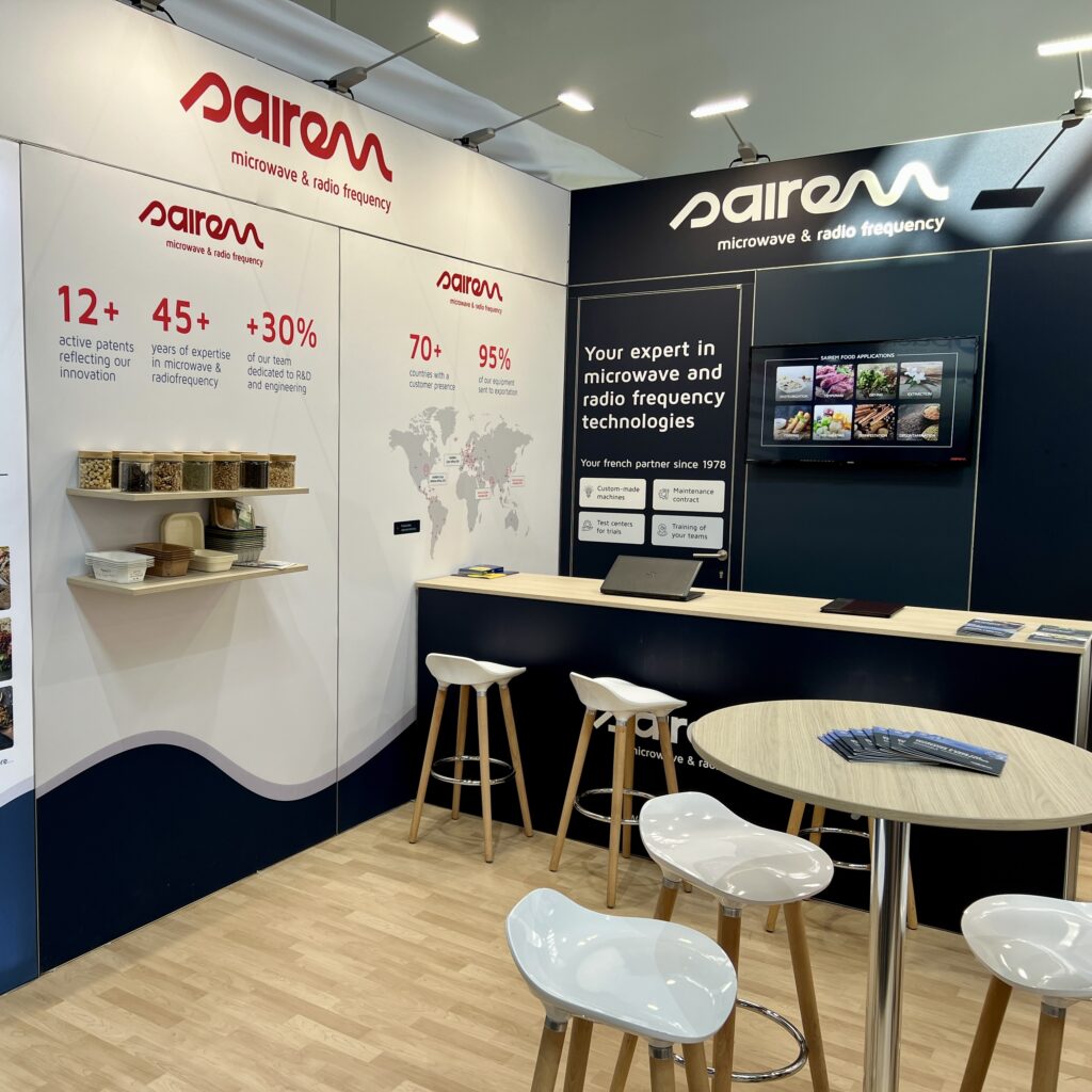 Stand Sairem Interpack 2026 — comptoir, mange-debout et murs communicants
