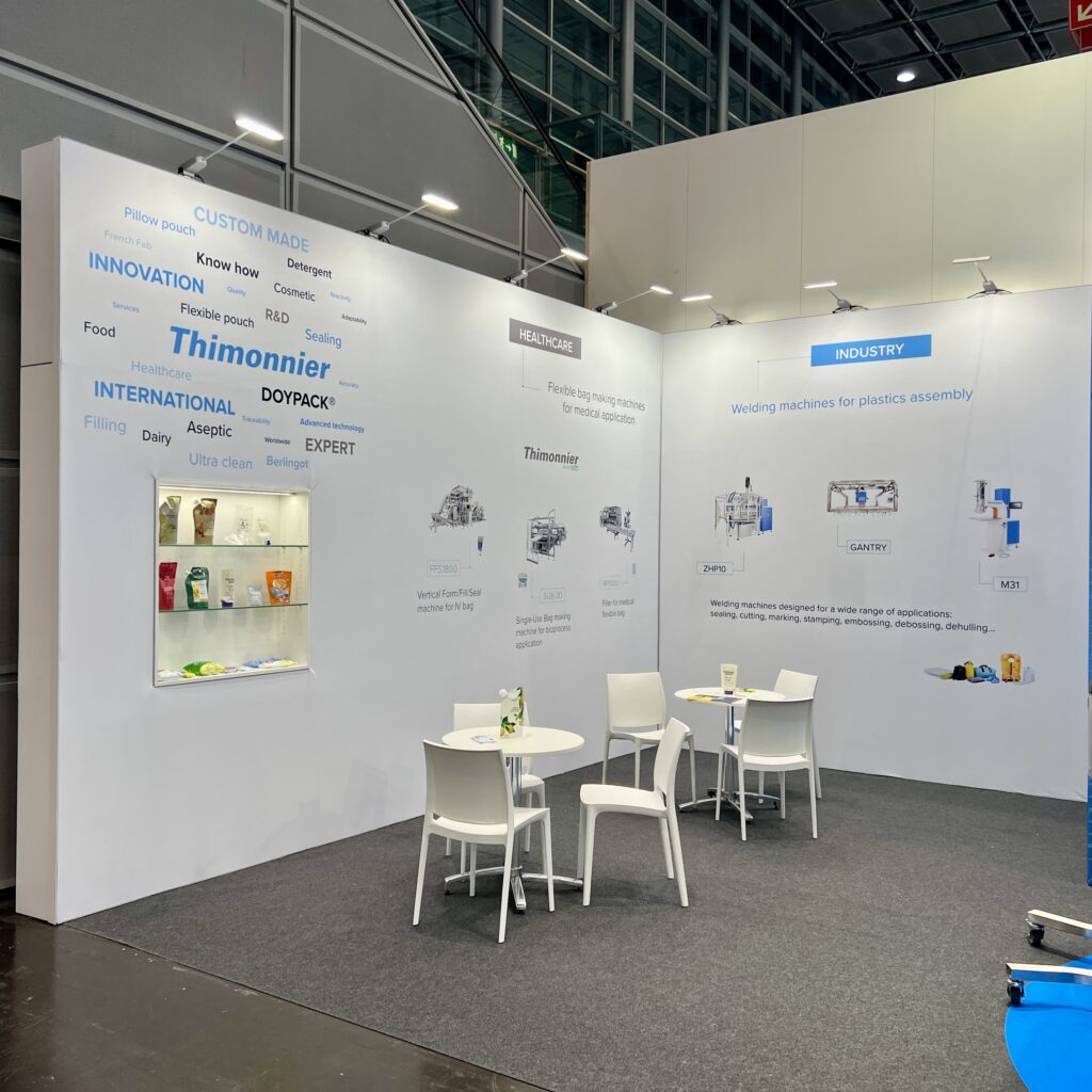 Stand Thimonnier Interpack 2026 — espace réunion, vitrine produit, mur communicant