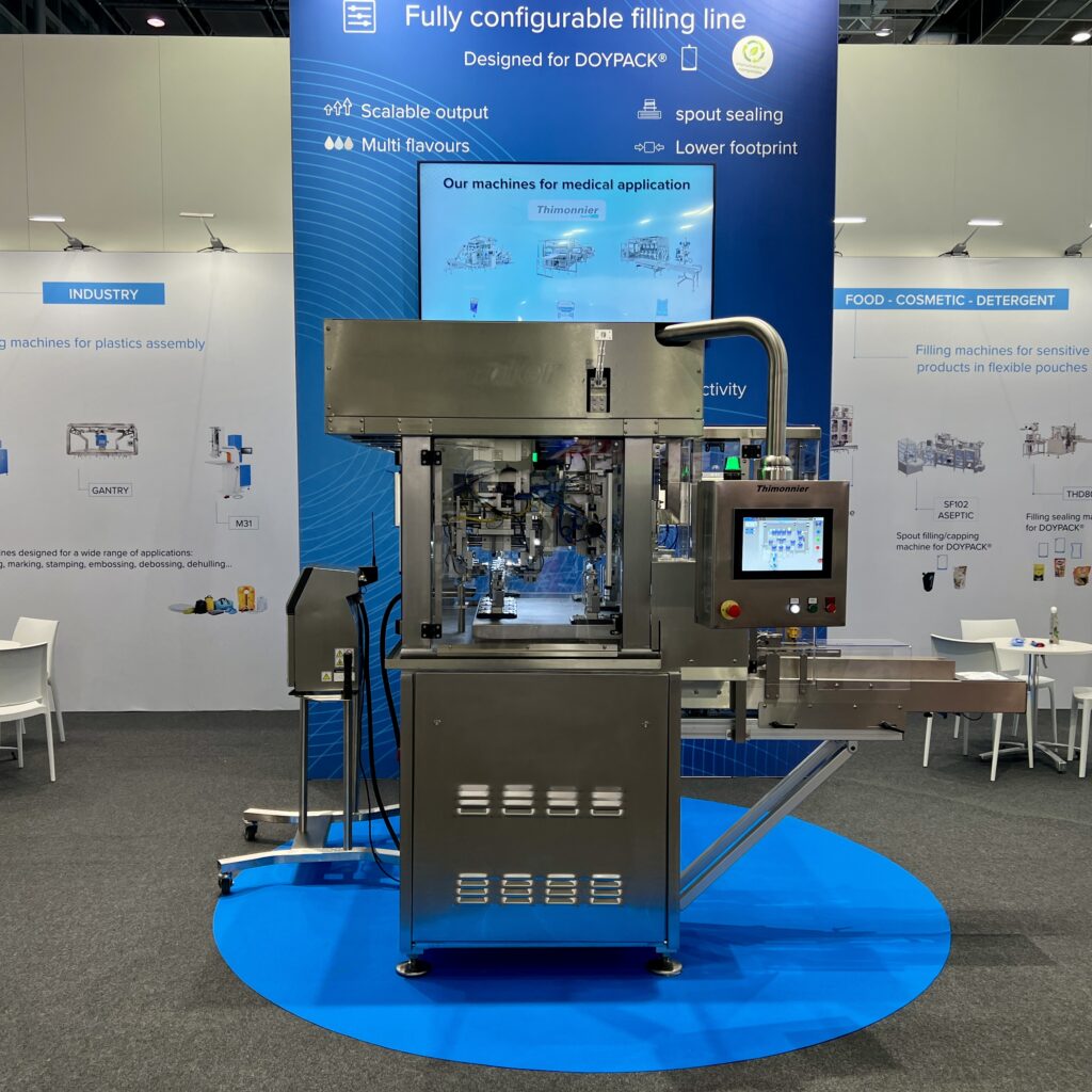 Stand Thimonnier Interpack 2026 — mise en valeur de la machine vedette, éclairages directionnels